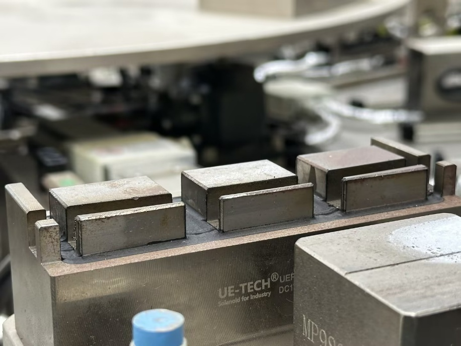 电磁吸附+永磁定位复合技术，实现极框与极板的无应力紧密贴合